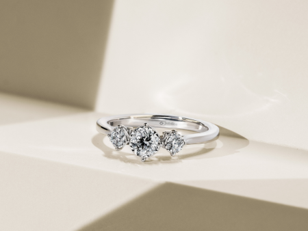 แหวนเพชร Mini Gravity of Love Solitaire Diamond Ring (Certificate: GIA) Online Hot Sale