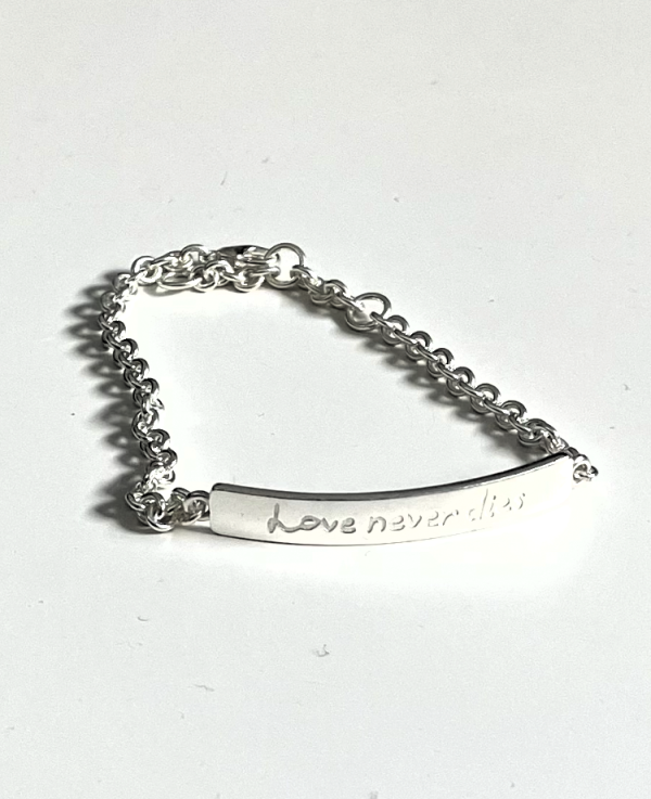 Armband  Love never dies  i silver. Storlek XS till XL Discount