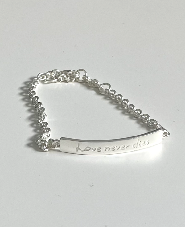 Armband  Love never dies  i silver. Storlek XS till XL Discount